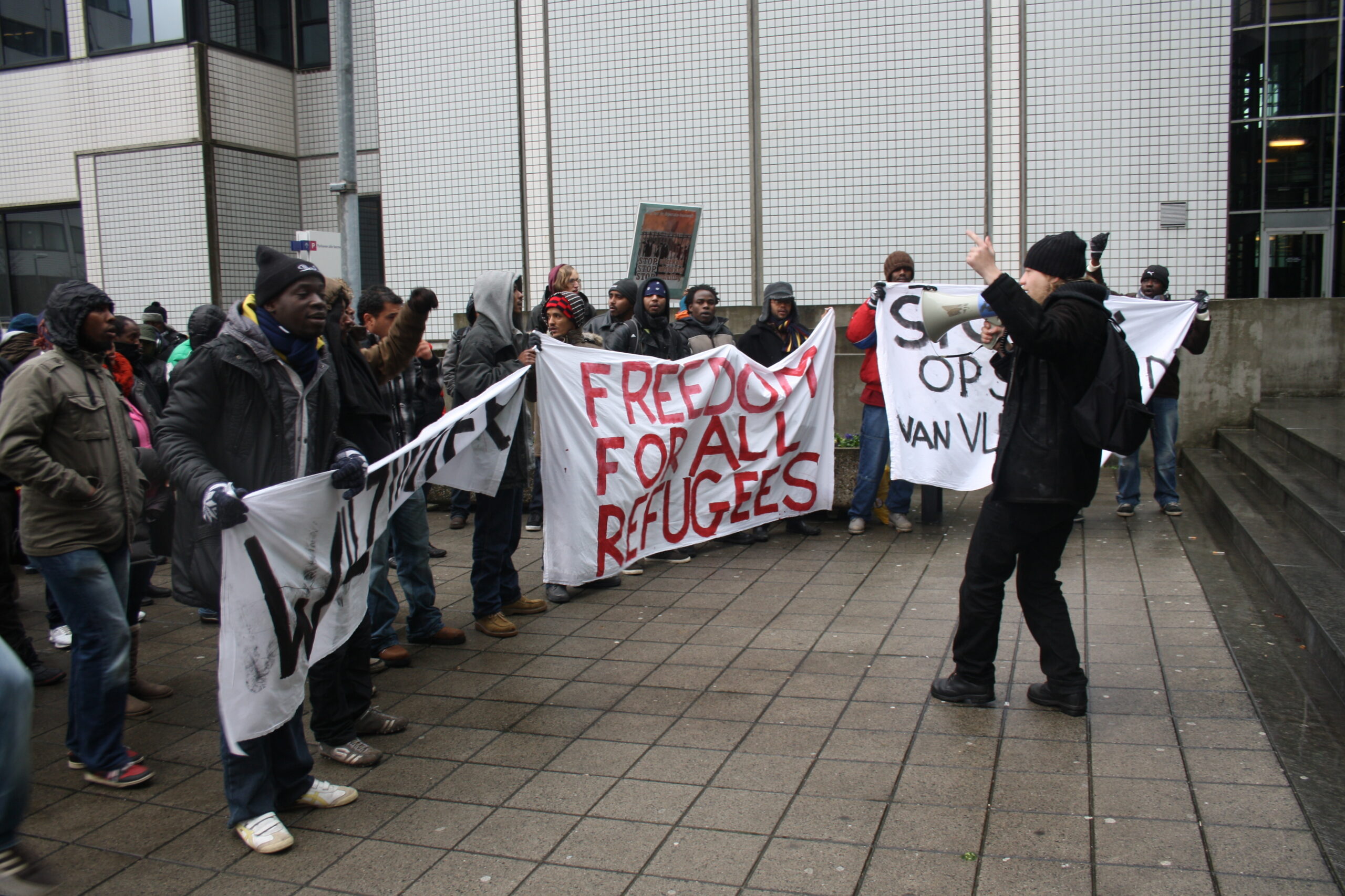 we are here vluchtelingen protesteren gerechtshof met sjerp van wouden in 2012